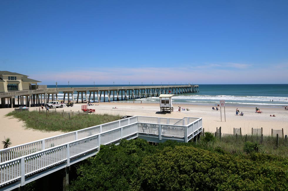We have a boardwalk from the 2nd floor of the motel directly to the beach - Accommodation Wrightsville Beach - North Carolina